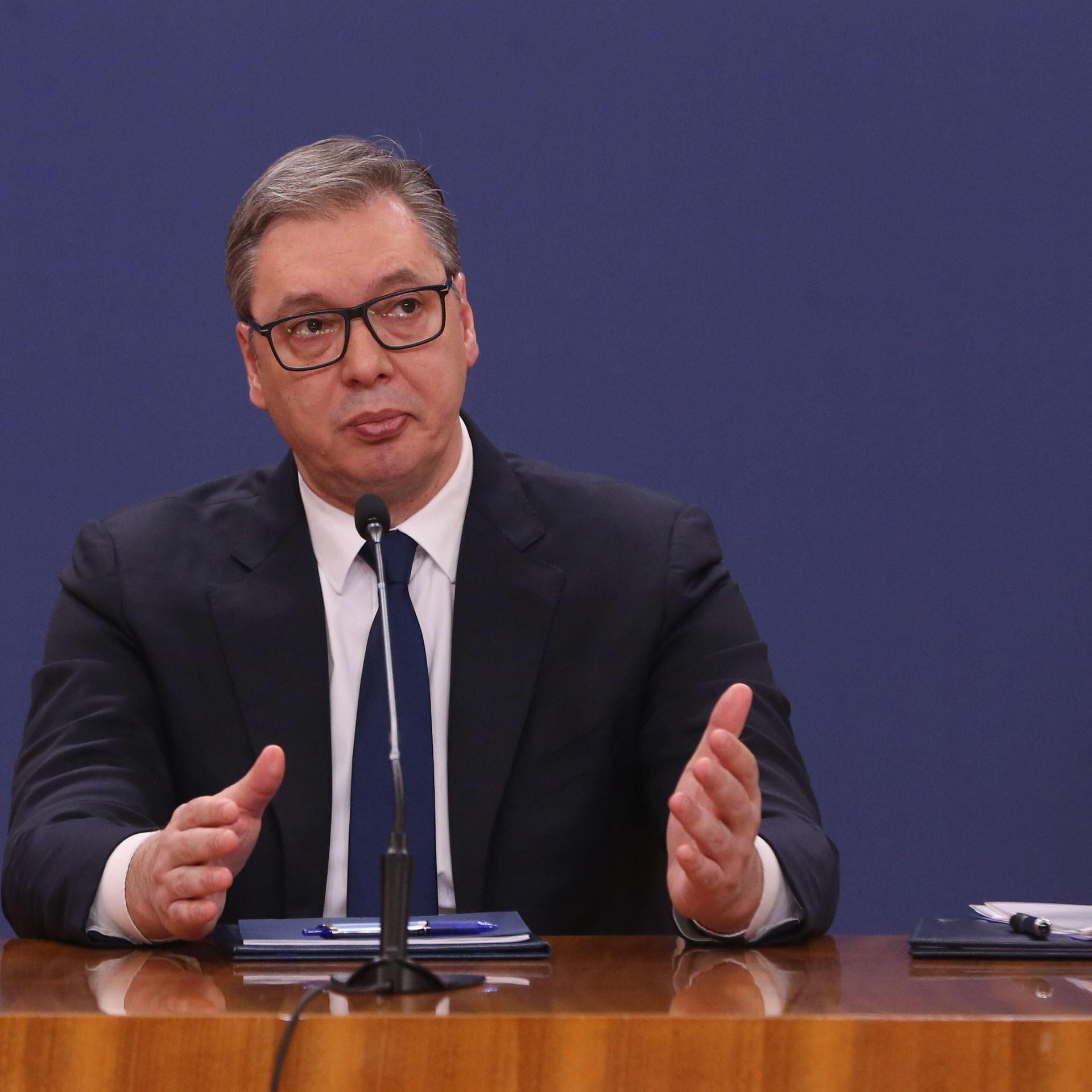 Der serbische Präsident Aleksandar Vucic spricht während einer Pressekonferenz am 06.04.2025 in Belgrad.