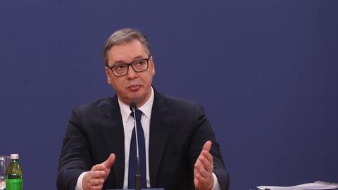 Der serbische Präsident Aleksandar Vucic spricht während einer Pressekonferenz am 06.04.2025 in Belgrad.