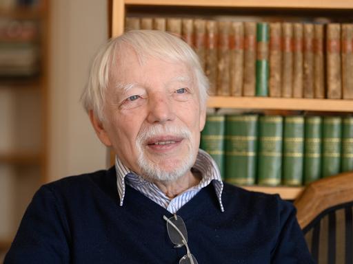 Jan Assmann, Ägyptologe, Religionswissenschaftler und Kulturwissenschaftler, spricht während eines Interviews in seinem Haus in Heidelberg.