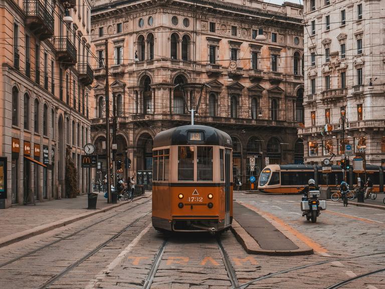 Eine Mailänder Straßenszene mit einer Straßenbahn