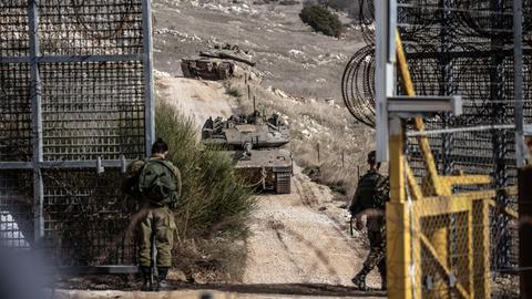 Ein israelischer Panzer überquert einen Grenzübergang zwischen Israel und Syrien.