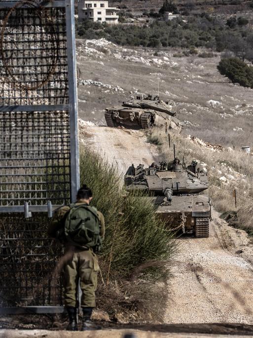 Ein israelischer Panzer überquert einen Grenzübergang zwischen Israel und Syrien.