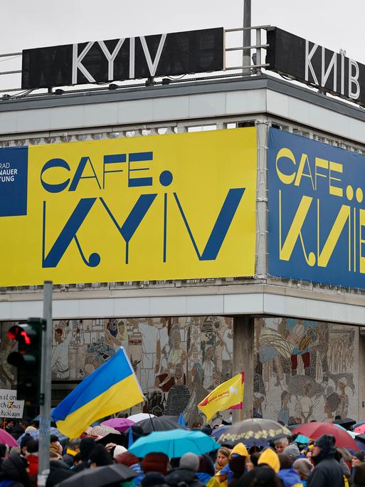 Ein gelbes Schild mit der blauen Aufschrift Cafe Kyiv