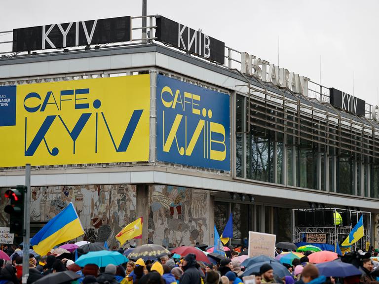 Ein gelbes Schild mit der blauen Aufschrift Cafe Kyiv