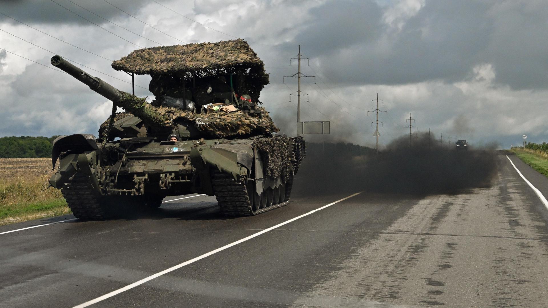 Ein Panzer fährt auf einer Autobahn in der russischen Region Kursk.