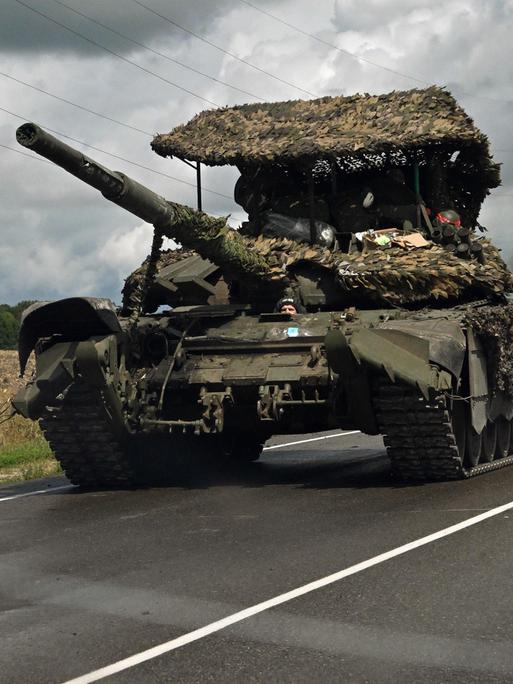 Ein Panzer fährt auf einer Autobahn in der russischen Region Kursk.