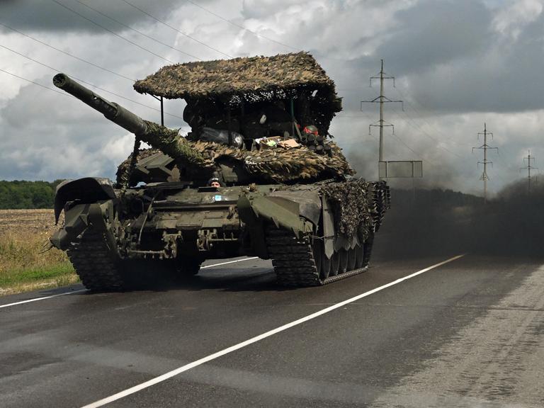 Ein Panzer fährt auf einer Autobahn in der russischen Region Kursk.