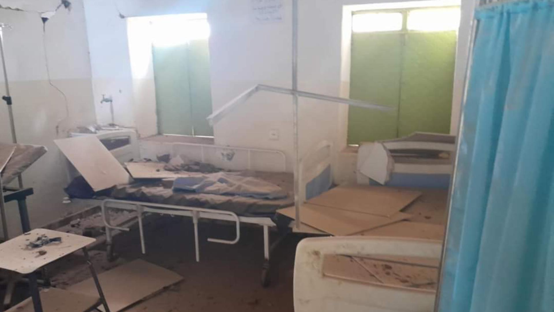 Ein zerstörtes Krankenzimmer in einem Gesundheitszentrum in der Stadt El-Fasher im Land Sudan. 