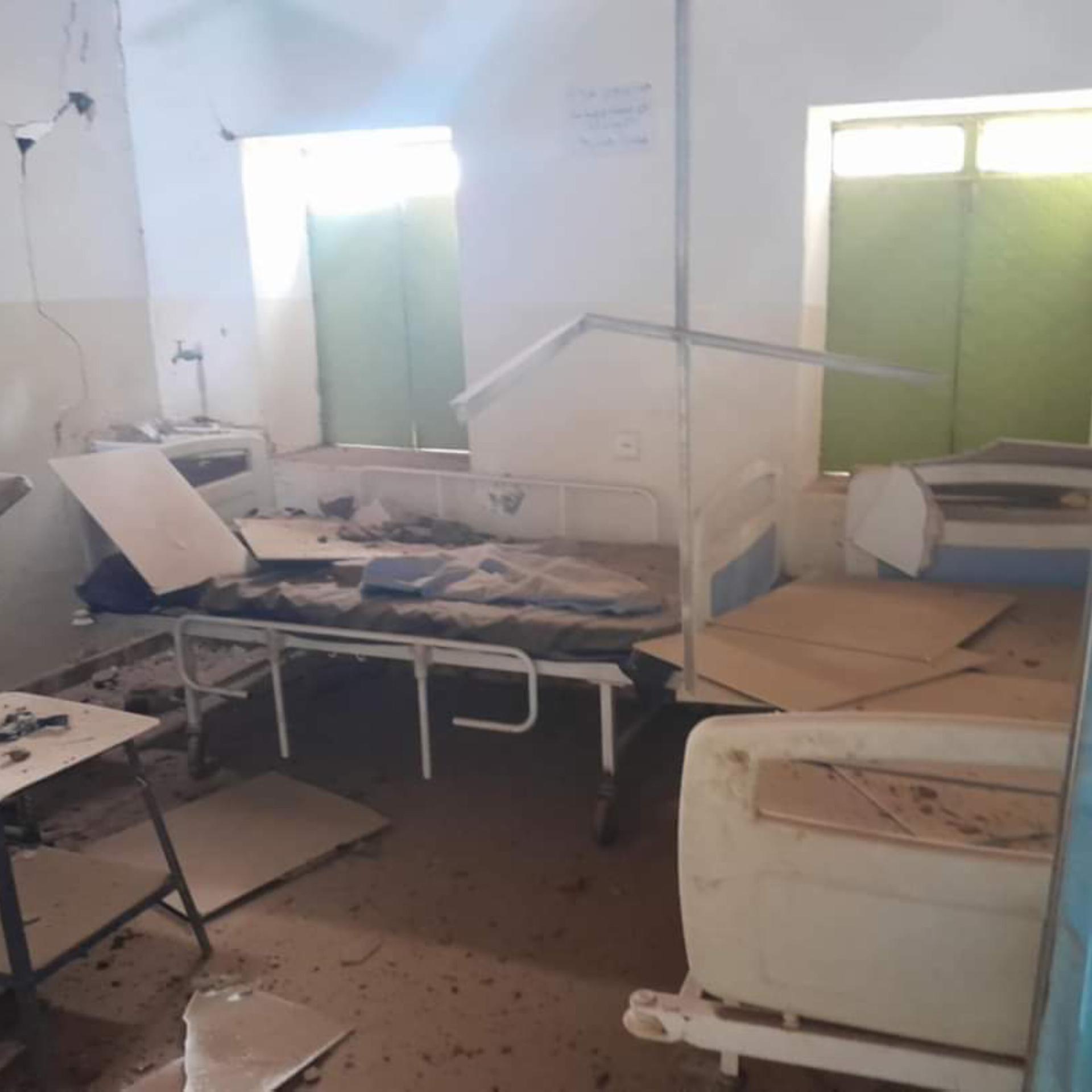 Ein zerstörtes Krankenzimmer in einem Gesundheitszentrum in der Stadt El-Fasher  im Land Sudan. 