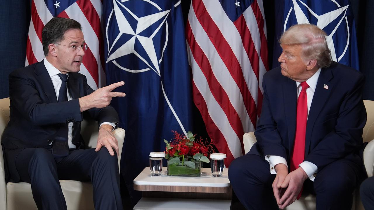 US-Präsident Trump und NATO-Generalsekretär Rutte bei einem Treffen am Rande des Weltwirtschaftsforums in Davos. Beide sitzen auf Sesseln und schauen sich an. Rutte gestikuliert. Hinter ihnen sind die amerikanische und die NATO-Flagge zu sehen.