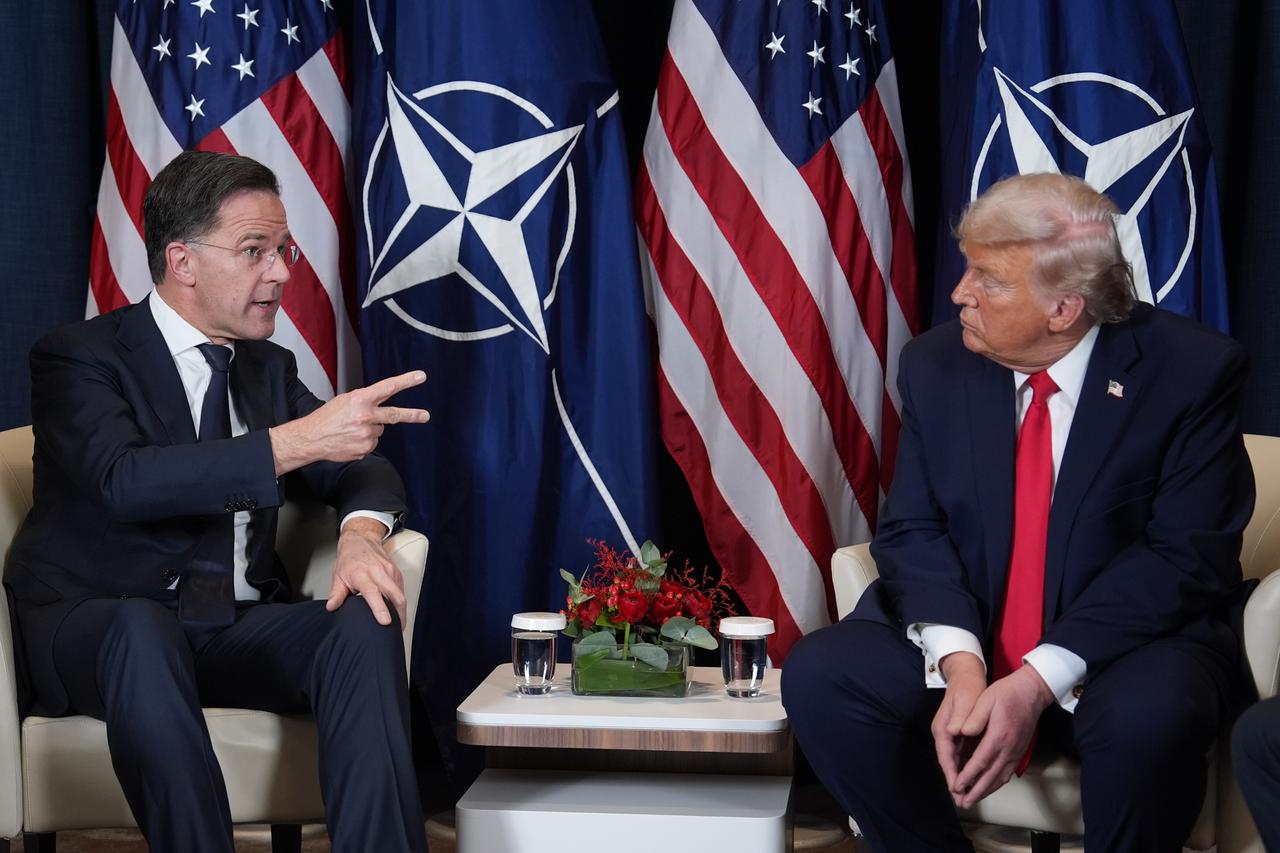 US-Präsident Trump und NATO-Generalsekretär Rutte sitzen in Sesseln und sprechen.