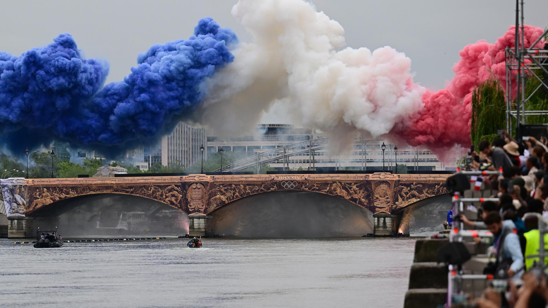 Pyrotechnik in den Farben der französischen Nationalflagge - blau, weiß, rot - wird über einer Brücke auf der Seine gezündet.