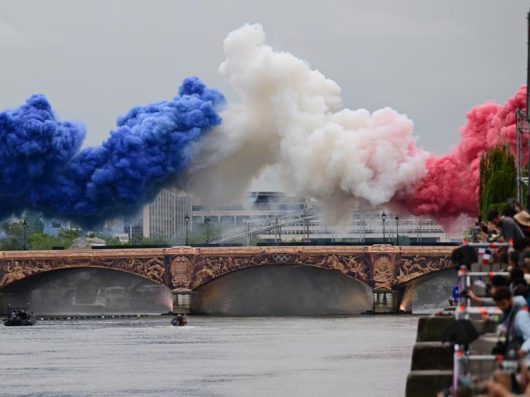 Pyrotechnik in den Farben der französischen Nationalflagge - blau, weiß, rot - wird über einer Brücke auf der Seine gezündet.