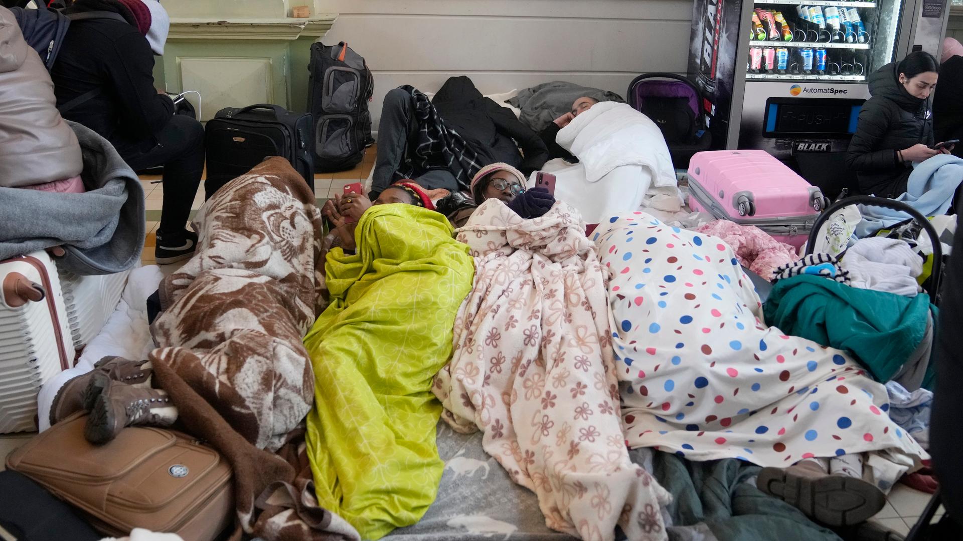 Flüchtlinge aus der Ukraine rasten am Bahnhof von Przemysl in Polen.