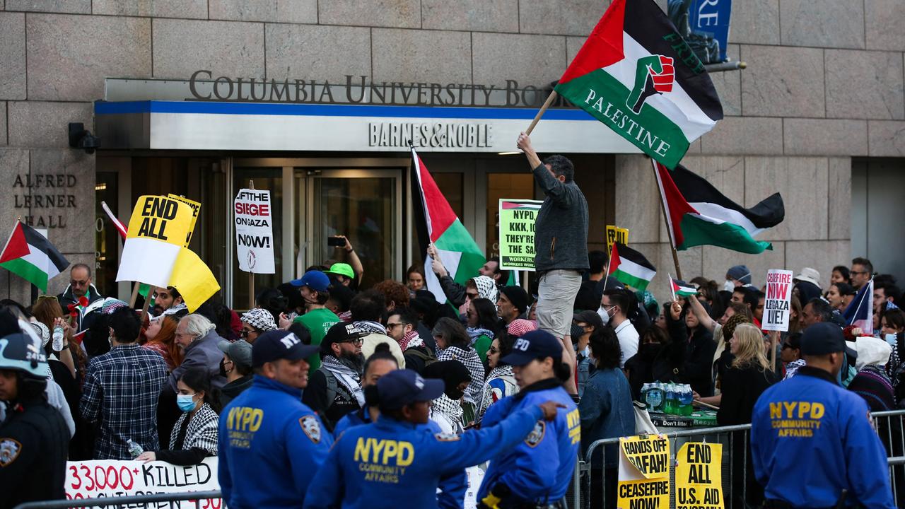 Pro-palästinensiche Aktivisten demonstrieren vor der Columbia University in New York.