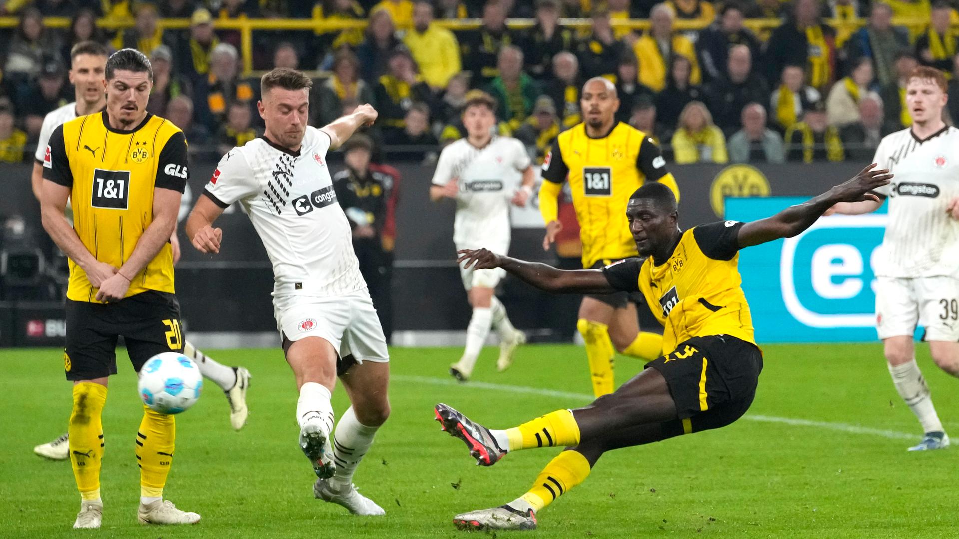 Fußball-Bundesliga: Spieler von Borussia Dortmund und St. Pauli kämpfen um den Ball.
      