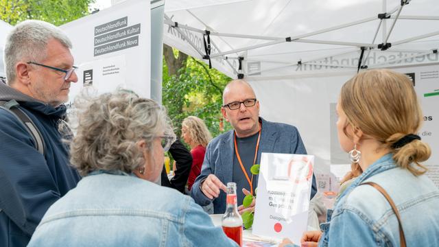 Deutschlandfunk Kultur Sommerfestival auf dem Hans-Rosenthal-Platz vor dem Funkhaus Berlin am 22.08.2026. Mit Live-Musik, Meet & Greet mit Radiomenschen, Kinderprogramm, Essens- und Getränkeständen sowie historischen Funkhausführungen anlässlich des Jubiläums "80 Jahre RIAS". Moderation des Bühnenprogramms: Axel Rahmlow & Susanne Führer.Meet & Greet mit Radiomenschen.