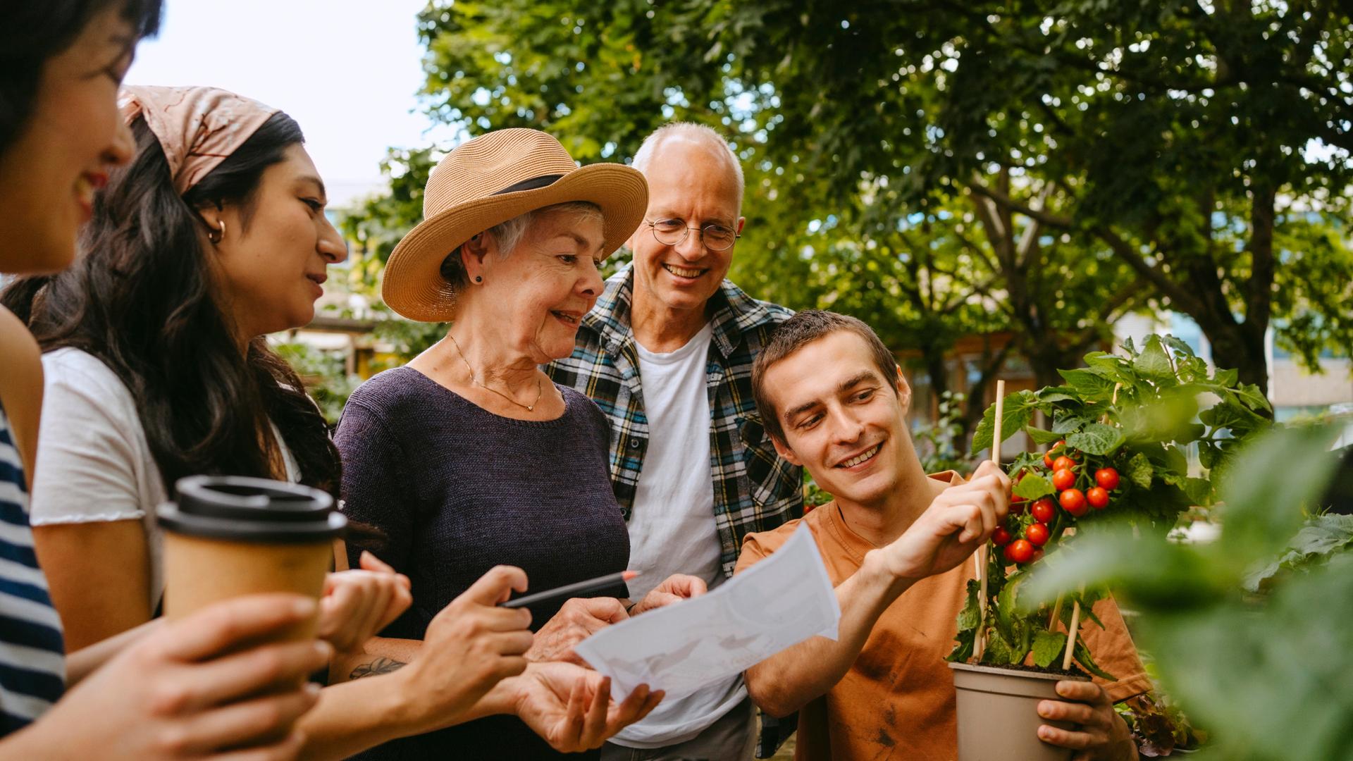 Menschen erfreuen sich am gemeinsamen Gärtnern in der Stadt
