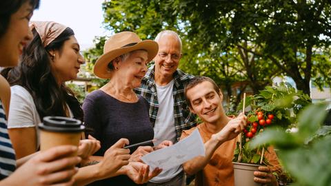 Menschen erfreuen sich am gemeinsamen Gärtnern in der Stadt