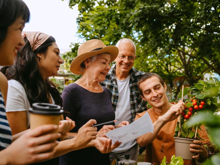 Menschen erfreuen sich am gemeinsamen Gärtnern in der Stadt