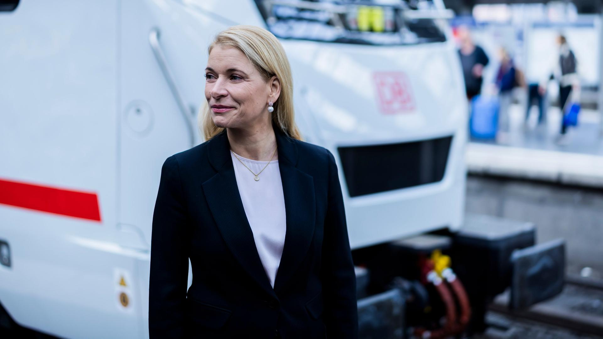 Evelyn Palla, Vorstandsvorsitzende der DB, steht vor dem neuen ICE L der Deutschen Bahn am Berliner Ostbahnhof. 