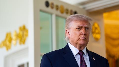 US-Präsident Trump vor Goldornamenten am Weißen Haus