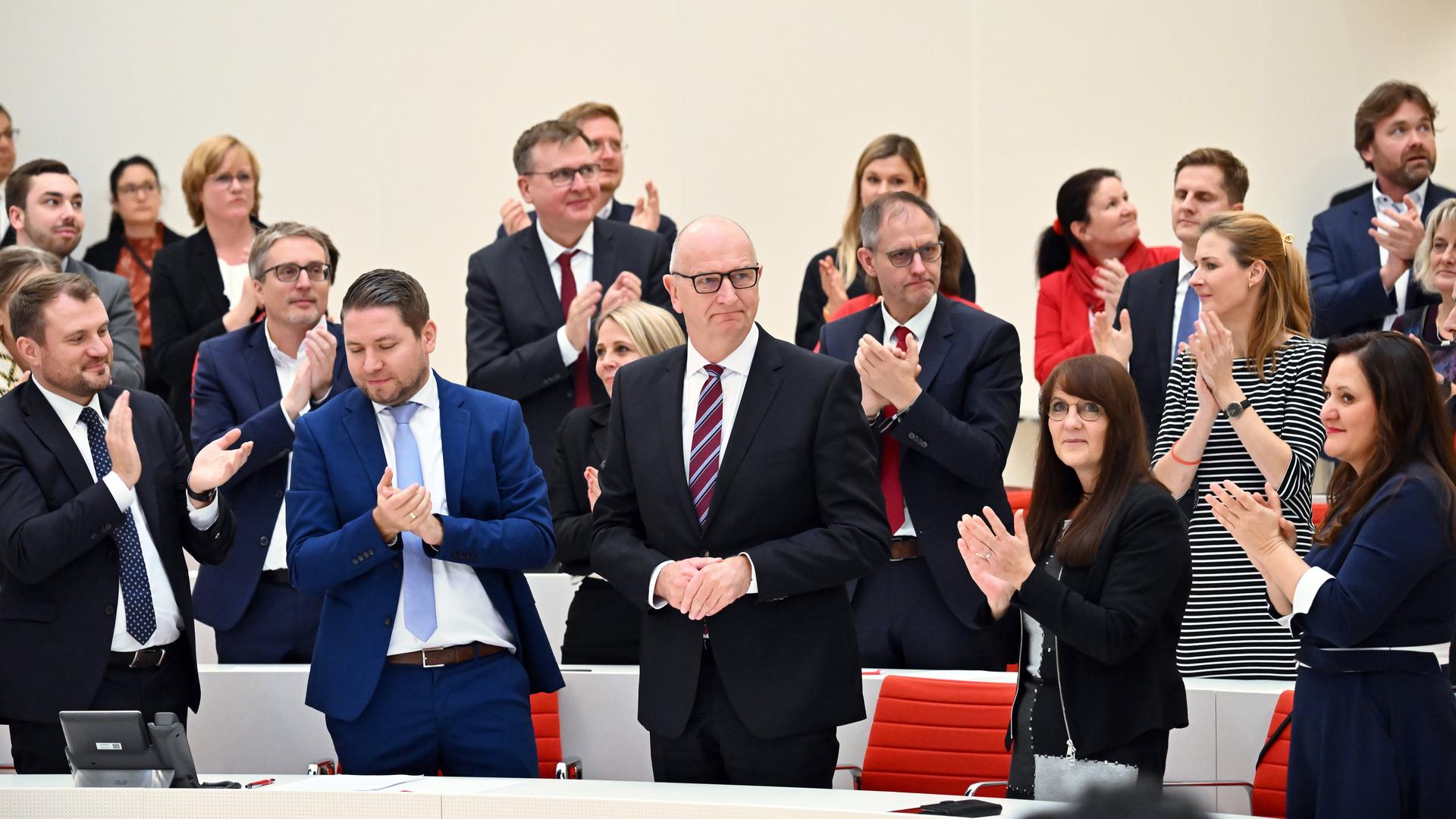 Dietmar Woidke (M), Ministerpräsident von Brandenburg, nach Verkündung des Wahlergebnisses des zweiten Wahlgangs. 