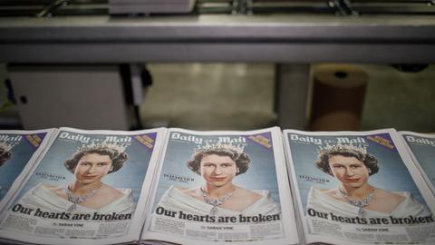 Ausgaben der "Daily Mail" liegen in der Druckerei. Sie zeigen ein Porträt von Queen Elizabeth II. als junger Frau und die Schlagzeile: "Our Hearts Are Broken".