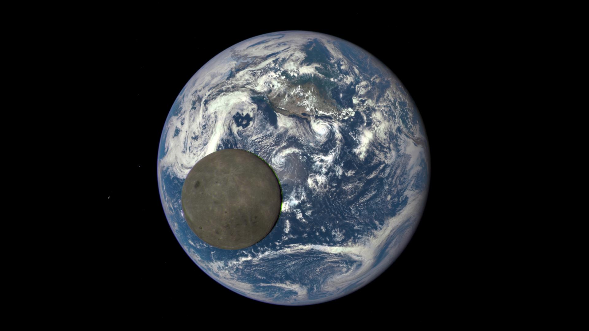 Ein Bild der voll beleuchteten Rückseite des Mondes vor der Erde, aufgenommen von einem Satelliten Ein Bild der voll beleuchteten Rückseite des Mondes vor der Erde, aufgenommen von einem Satelliten