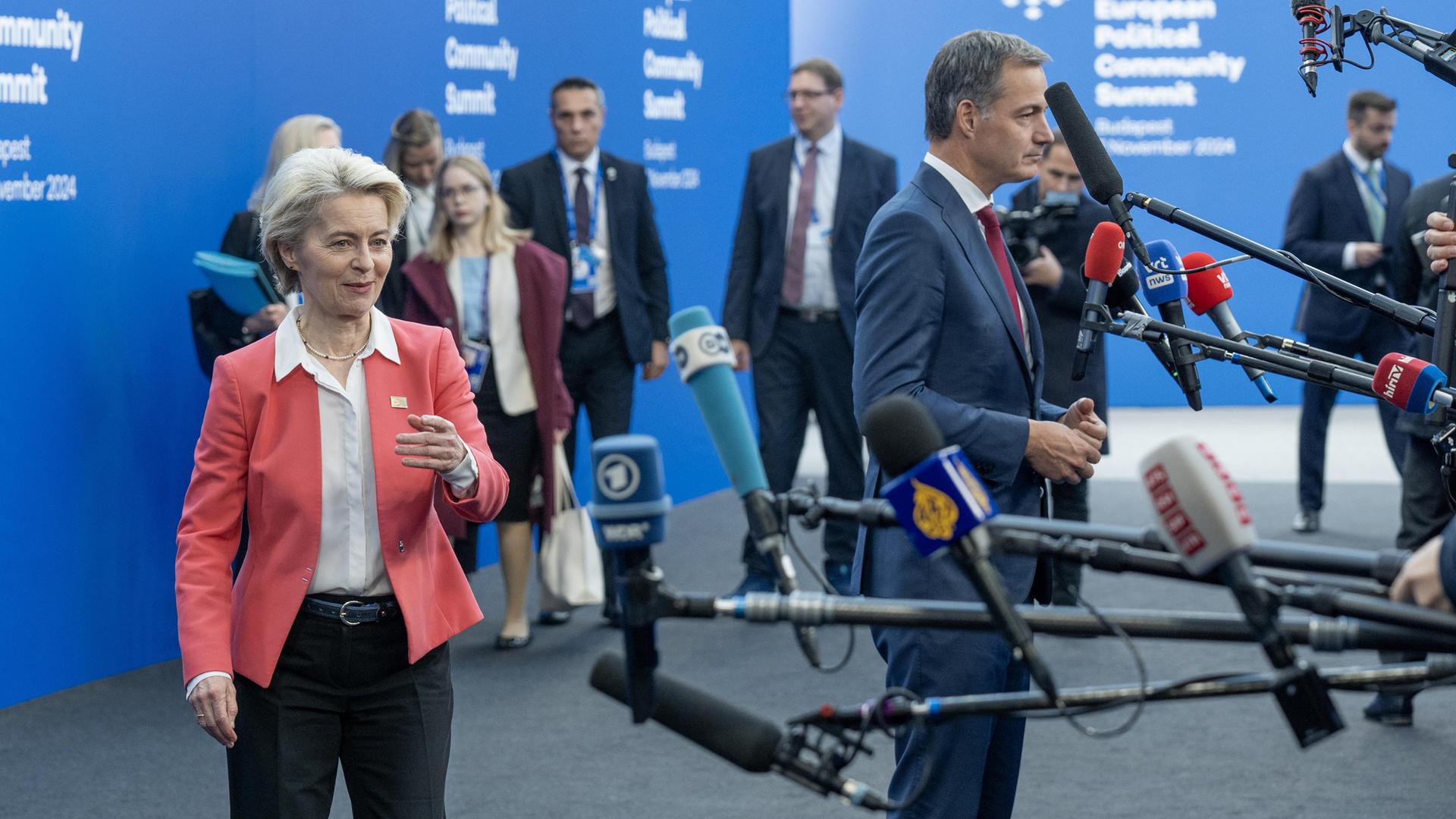 EU-Komissionspräsidentin Ursula von der Leyen tritt beim Gipfeltreffen in Budapest vor Journalisten. Im Vordergrund sind Mikrofone zu sehen, im Hintergrund weitere Personen. 