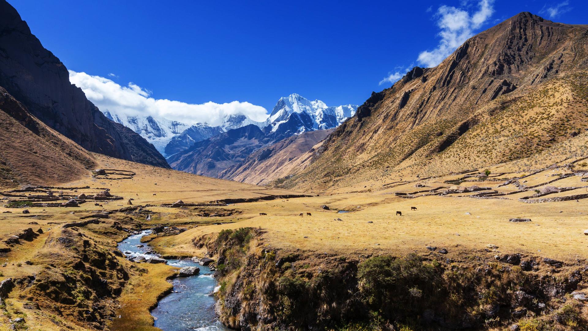 Spektakuläre Landschaft des Geburtszugs Cordillera Huayhuash in Peru, Südamerika.
