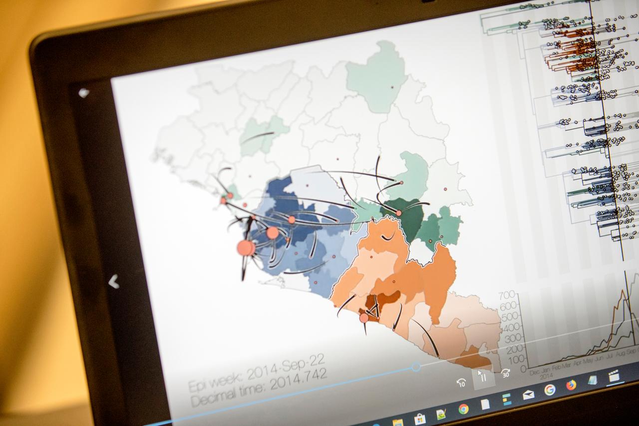 Auf einem Tablet ist ein Video mit einer Landkarte und Daten zu sehen.