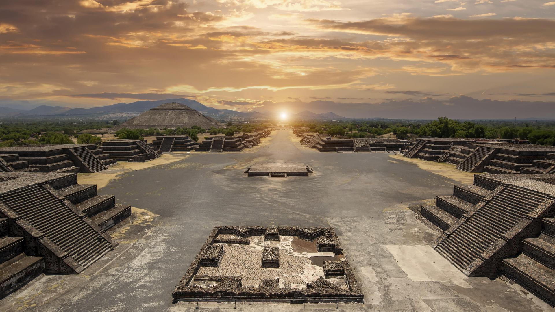 Blick auf die Sonnenpyramide und die „Straße der Toten“ in der Ruinenstadt Teotihuacán.