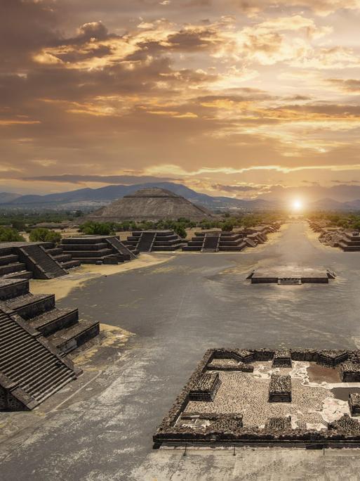 Blick auf die Sonnenpyramide und die „Straße der Toten“ in der Ruinenstadt Teotihuacán.