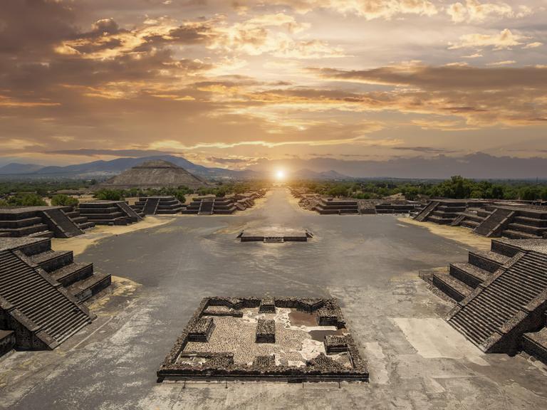 Blick auf die Sonnenpyramide und die „Straße der Toten“ in der Ruinenstadt Teotihuacán.