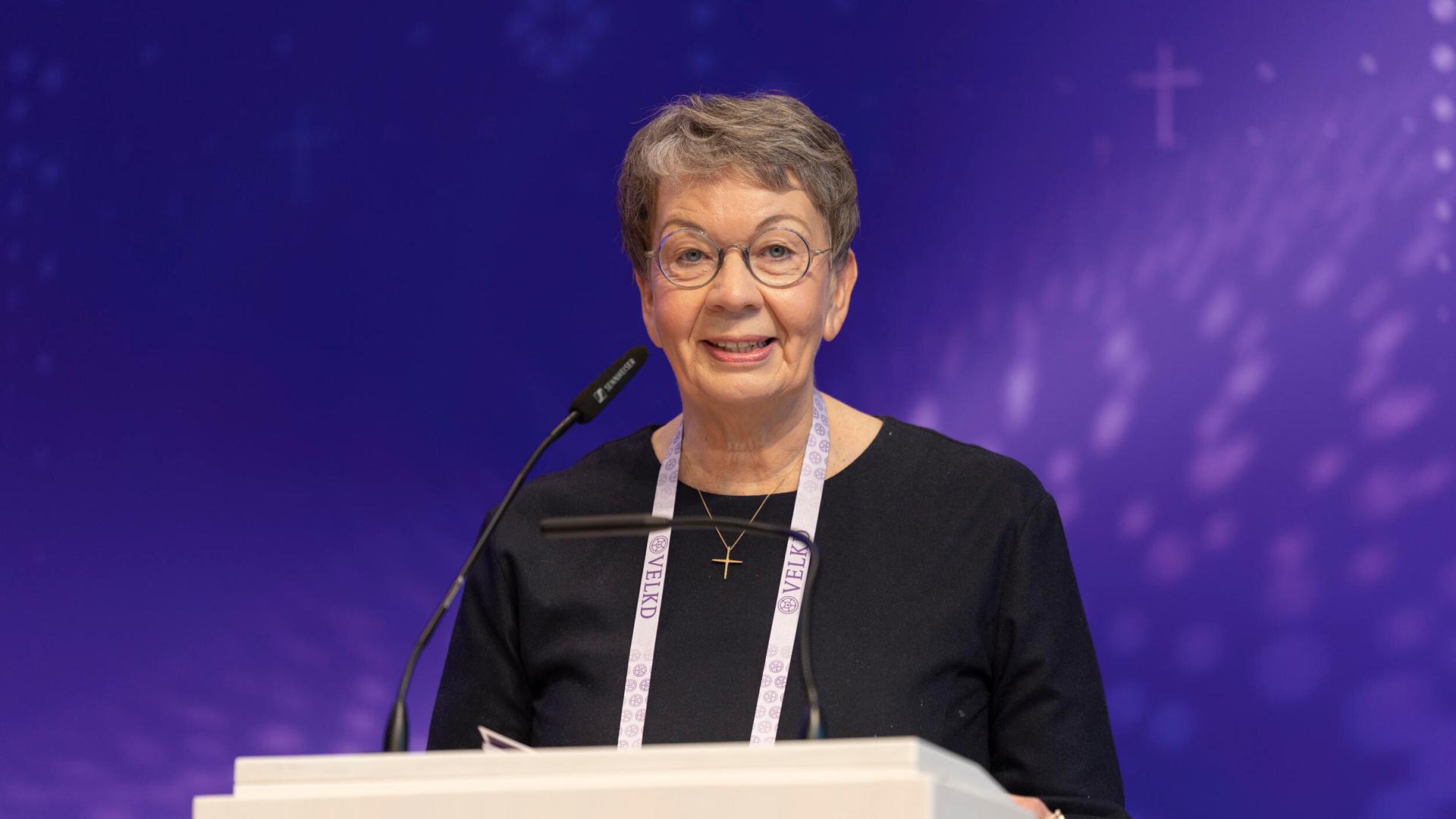 Landesbischöfin Kristina Kühnbaum-Schmidt, Evangelisch-Lutherische Kirche in Norddeutschland, Beauftragte des Rates für Schöpfungsverantwortung, spricht vor Publikum