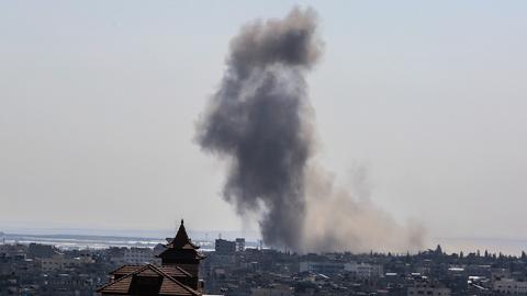 Nach einem israelischen Luftangriff in Rafah im Gazastreifen steigt Rauch auf.