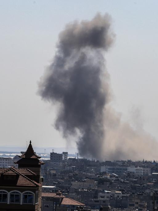 Nach einem israelischen Luftangriff in Rafah im Gazastreifen steigt Rauch auf.
