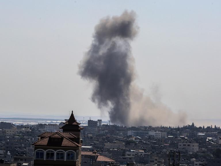 Nach einem israelischen Luftangriff in Rafah im Gazastreifen steigt Rauch auf.