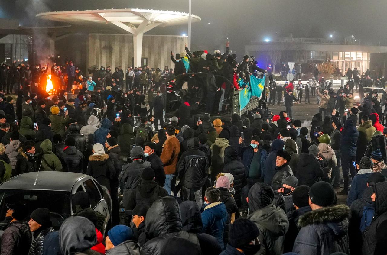 Demonstranten in der kasachischen Stadt Almaty 
 (Photo by  / AFP)