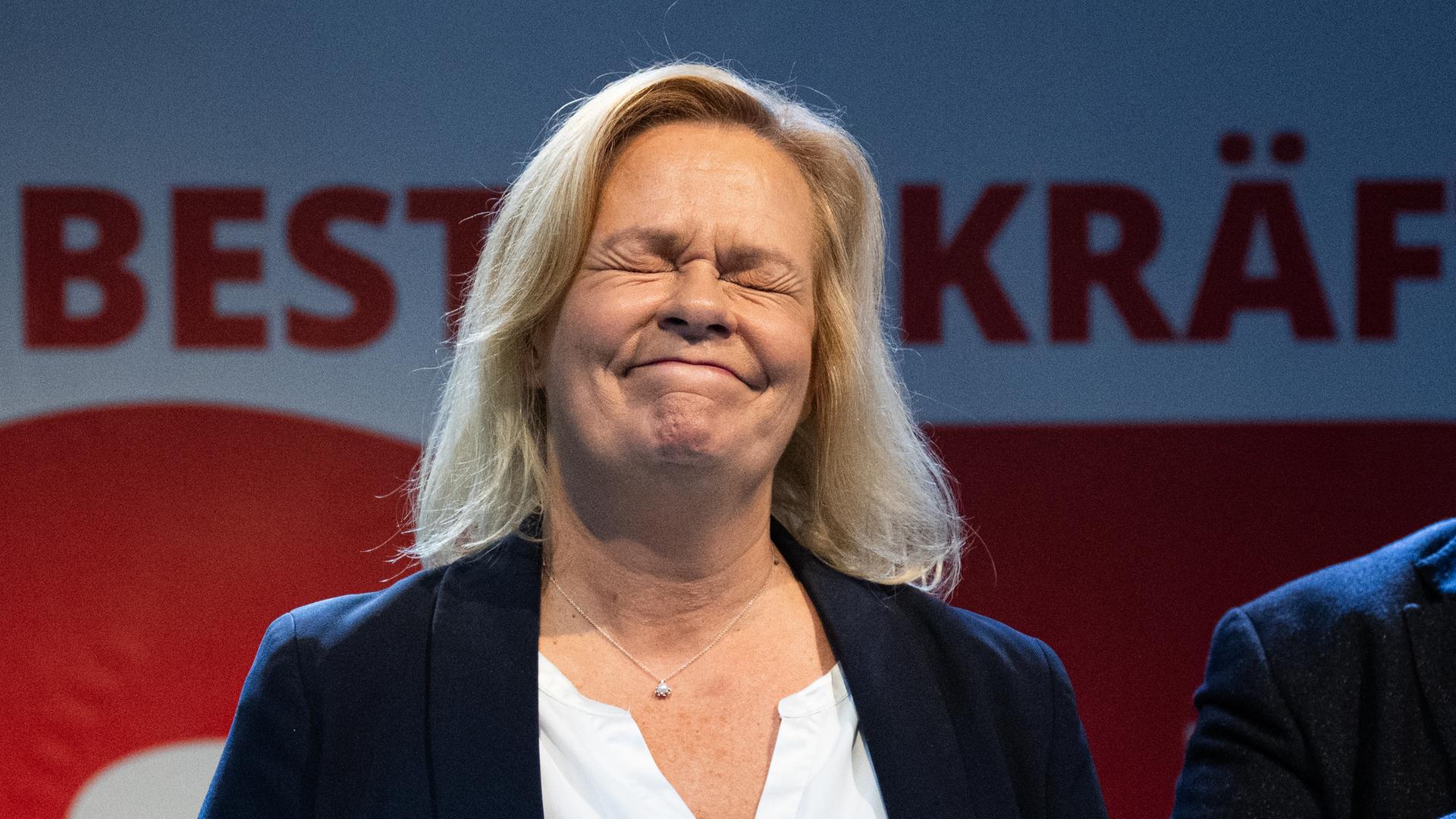 Nancy Faeser kneift bei der Wahlparty der SPD nach der Hessen-Wahl die Augen zusammen.