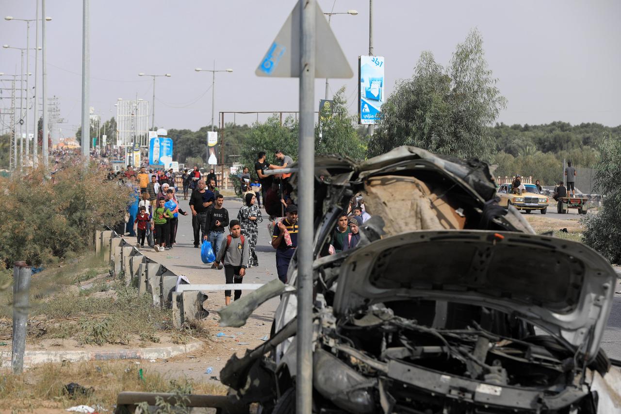 Palästinenser fliehen Richtug Süden aus Gaza-Stadt auf einer Straße, 11.11.2023