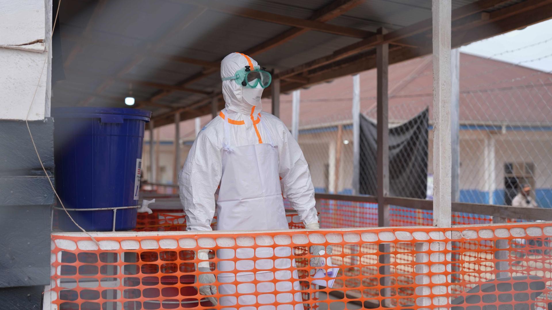 Das Foto zeigt einen Mitarbeiter des Gesundheitswesens in Schutzkleidung in einem Ebola-Behandlungszentrum. 