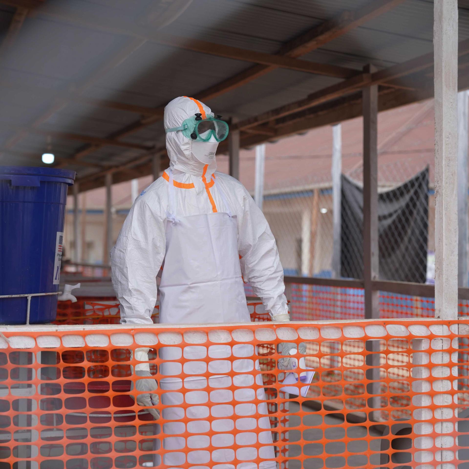 Demokratische Republik Kongo, Bunia: Ein Mitarbeiter des Gesundheitswesens in Schutzkleidung schaut in einem Ebola-Behandlungszentrum im Osten des Landes um sich. 