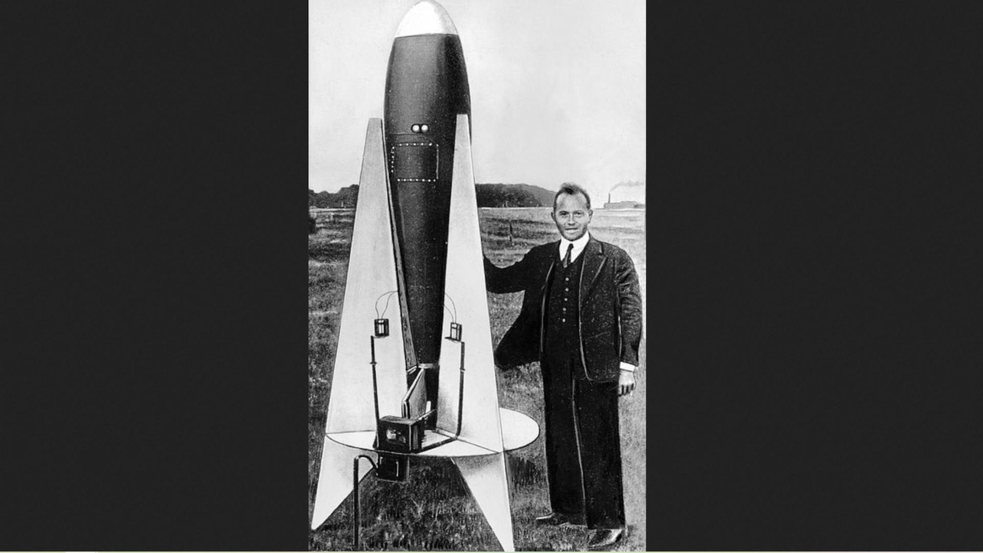 Der Pionier Johannes Winkler (1897-1947) und eine seiner Raketen.