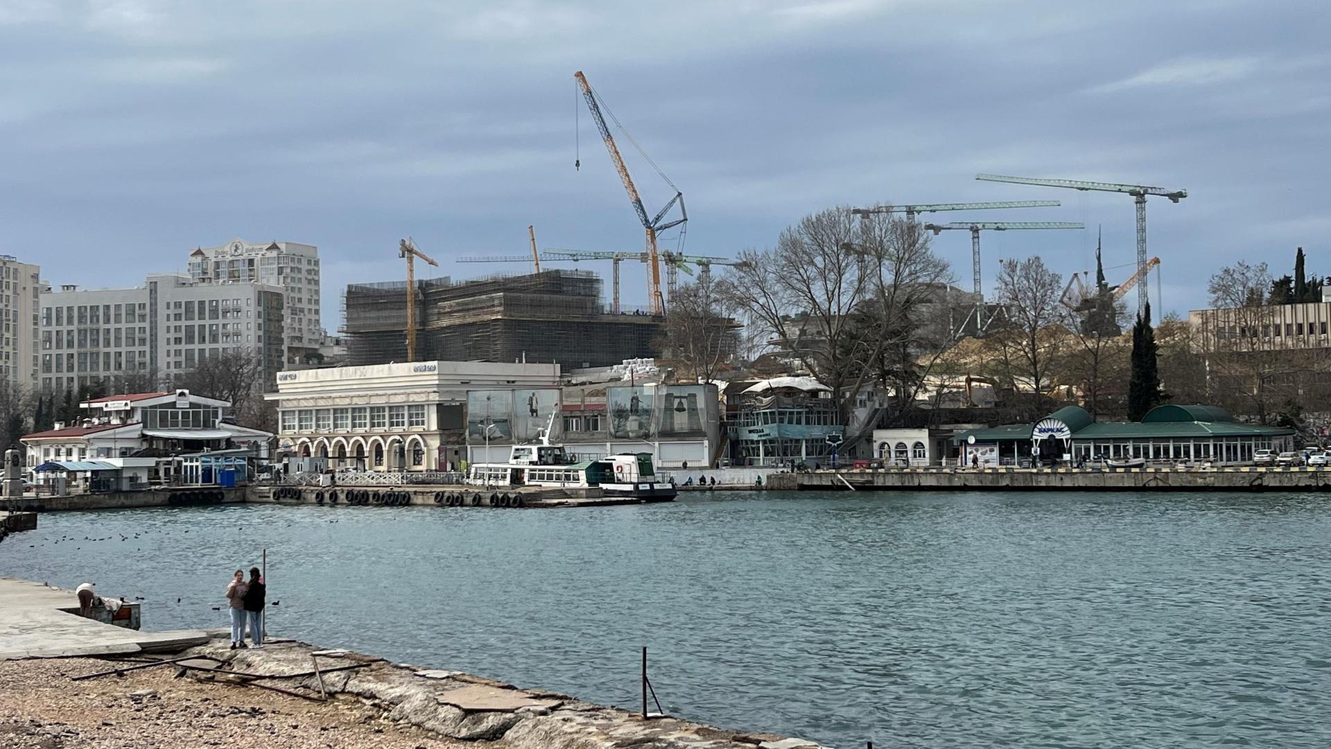 Auf einer Baustelle der Hafenstadt Sewastopol ensteht ein neuer Komplex mit einem Hotel, Appartments und einem Theater für Oper, Ballett und Konzerte.