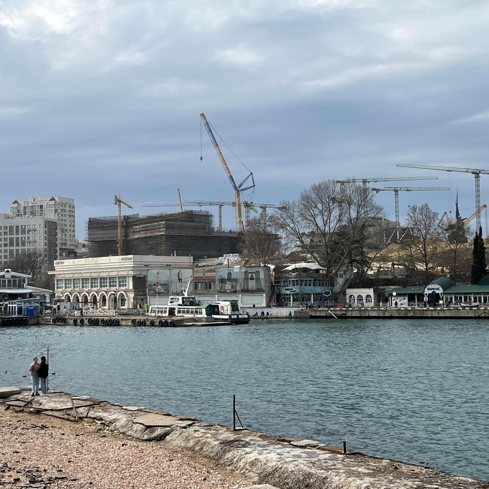 Auf einer Baustelle der Hafenstadt Sewastopol ensteht ein neuer Komplex mit einem Hotel, Appartments und einem Theater für Oper, Ballett und Konzerte. 