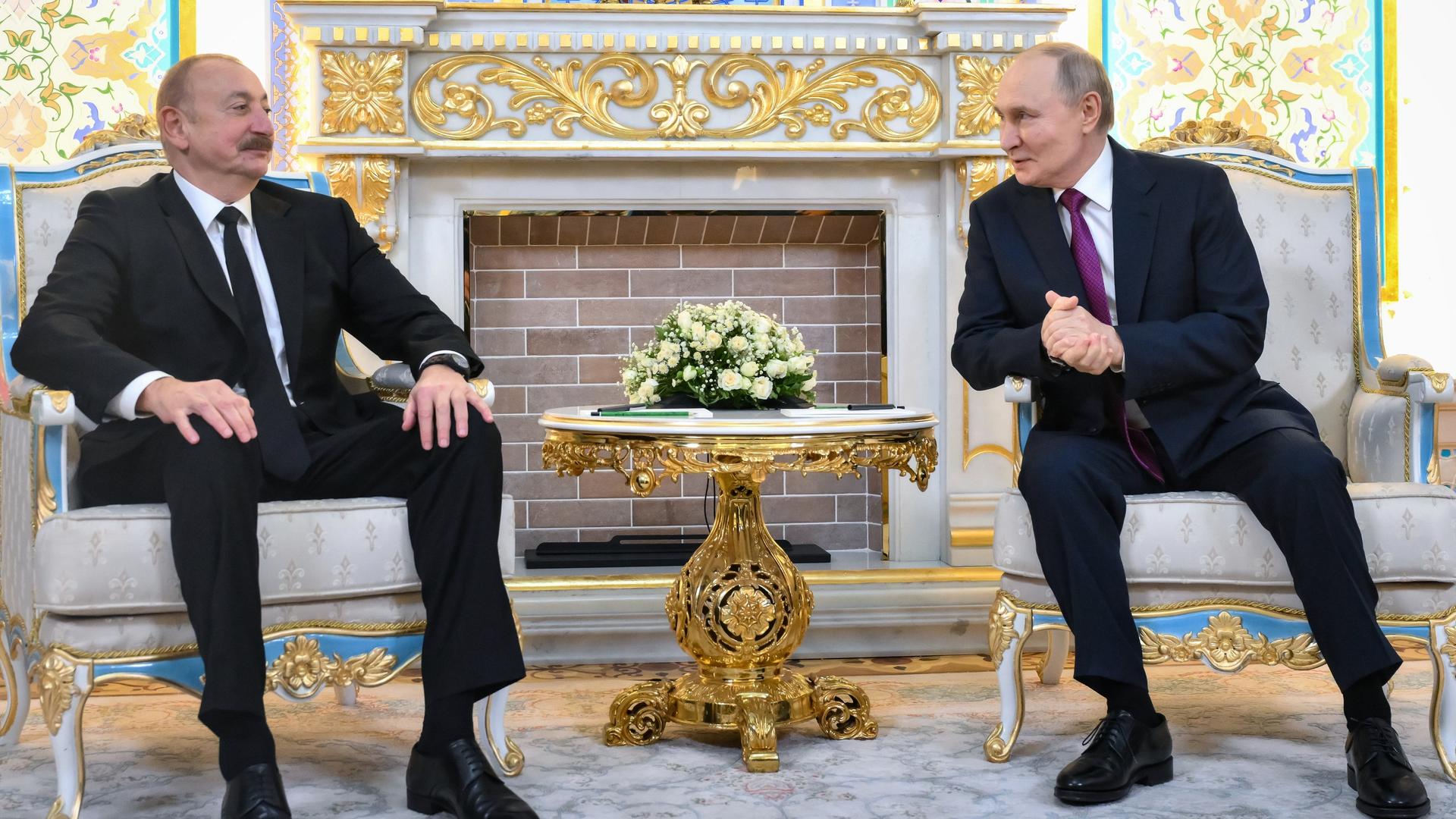 Tadschikistan: Der russische Präsident Wladimir Putin (r) spricht mit dem aserbaidschanische Präsident Ilham Alijew während ihres Treffens am Rande des Russland-Zentralasien-Gipfels in Duschanbe. Tadschikistan: Der russische Präsident Wladimir Putin (r) spricht mit dem aserbaidschanische Präsident Ilham Alijew während ihres Treffens am Rande des Russland-Zentralasien-Gipfels in Duschanbe.
