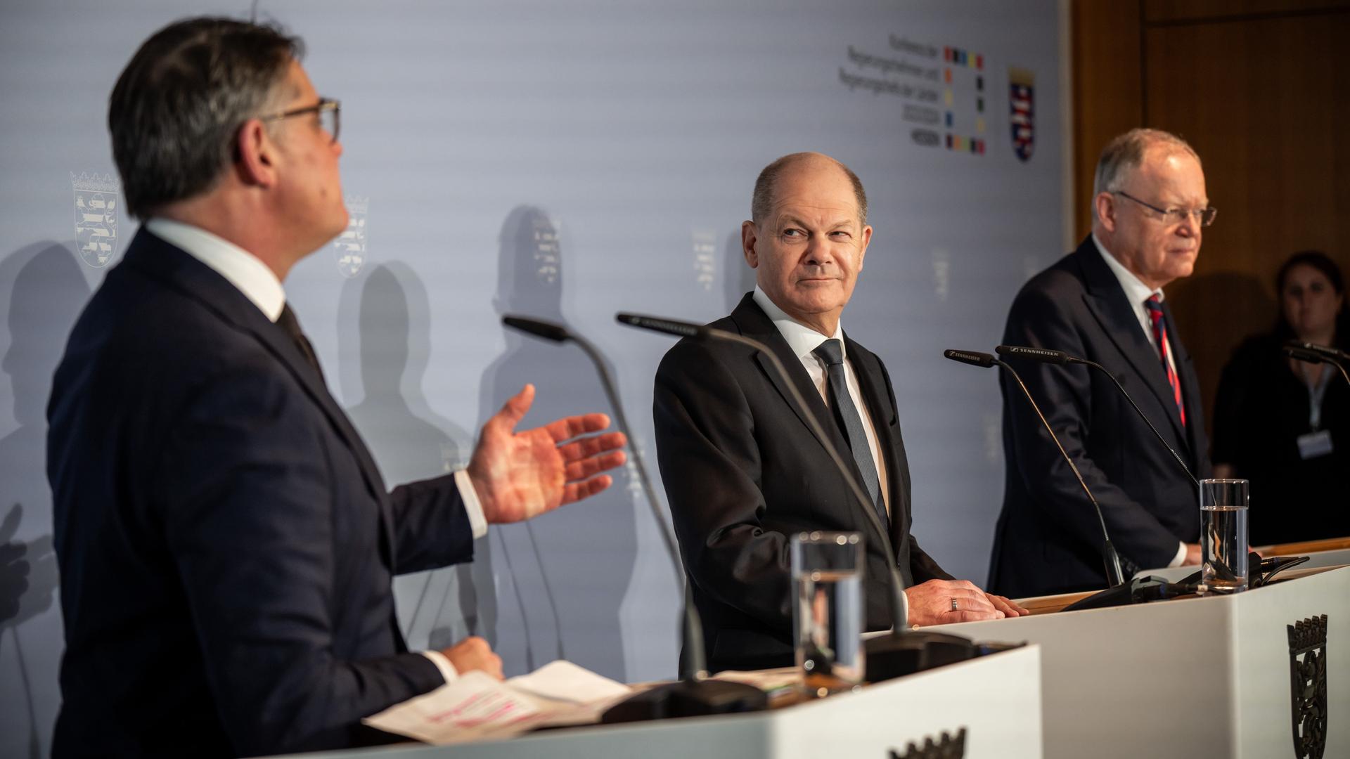 Berlin: Boris Rhein (CDU, l-r), Ministerpräsident von Hessen, spricht neben Bundeskanzler Olaf Scholz (SPD) und Stephan Weil (SPD), Ministerpräsident von Niedersachsen, bei der Pressekonferenz nach der Ministerpräsidentenkonferenz (MPK).