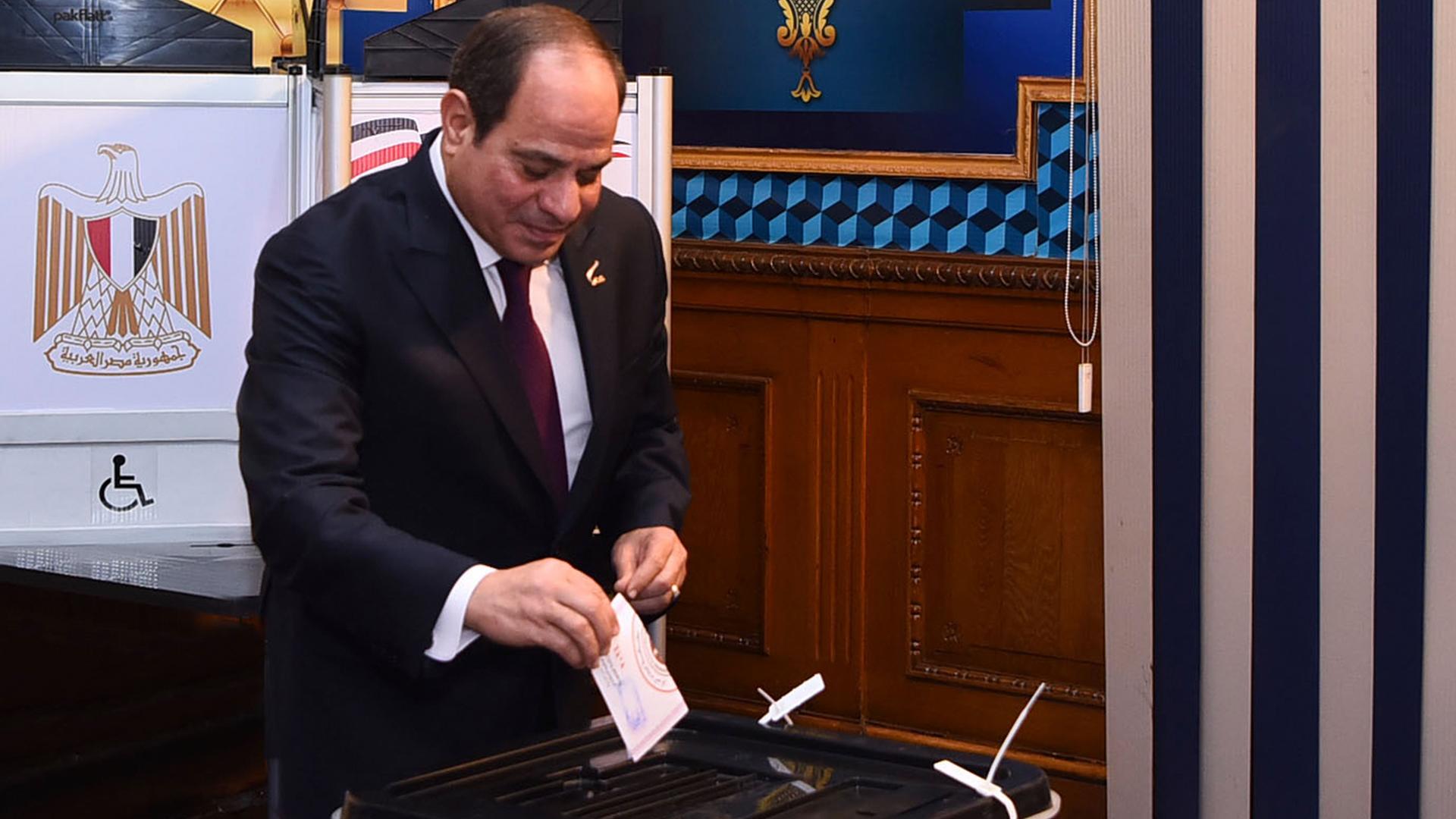 Kairo: Auf diesem Foto, das vom Medienbüro des ägyptischen Präsidenten zur Verfügung gestellt wurde, gibt Abdel Fattah al-Sisi (M), Präsident von Ãgypten, in einem Wahllokal seinen Stimmzettel ab.